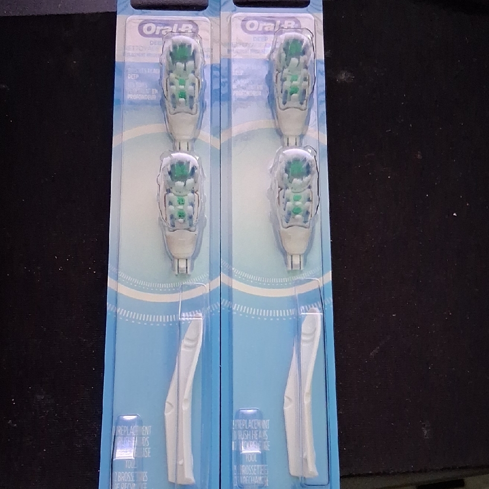 Oral-B Deep Clean Battery Powered Toothbrush Replacement Brush Heads, 2 pack